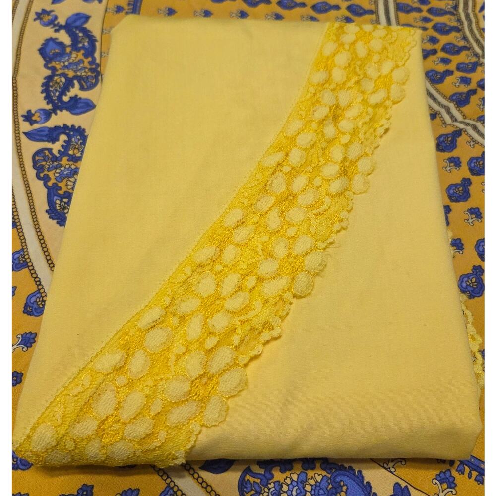 Sunshine Yellow Vtg Lace Trim Oval Tablecloth Springtime Cottage 60x88